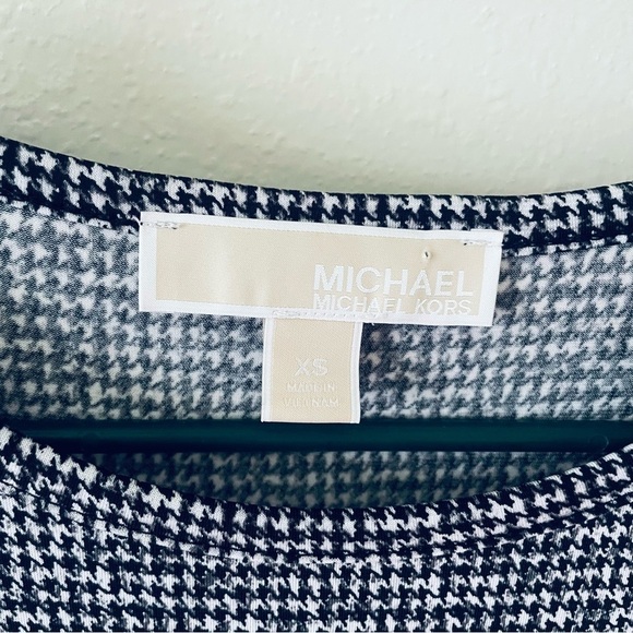 🖤 Michael Kors XS Houndstooth Midi Dress – Long Sleeve, Pleated Hem - Picture 4 of 10